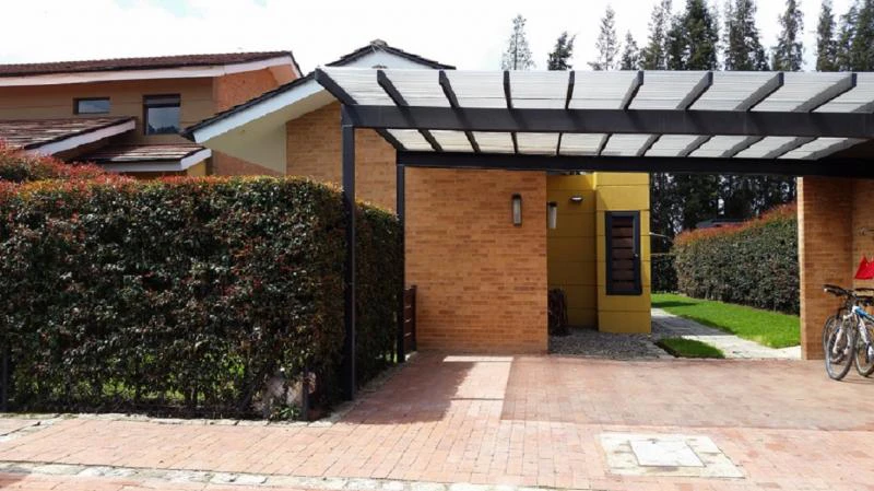 Acceso vehicular y parqueaderos cubiertos del proyecto Baskinta en Cajicá.