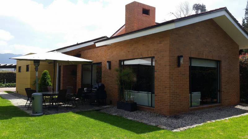Casa de una planta con jardín privado en el proyecto Baskinta, Cajicá.