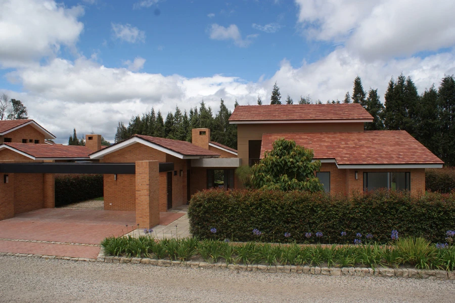 Fachada principal de casa modelo en Baskinta, conjunto residencial de Cajicá.