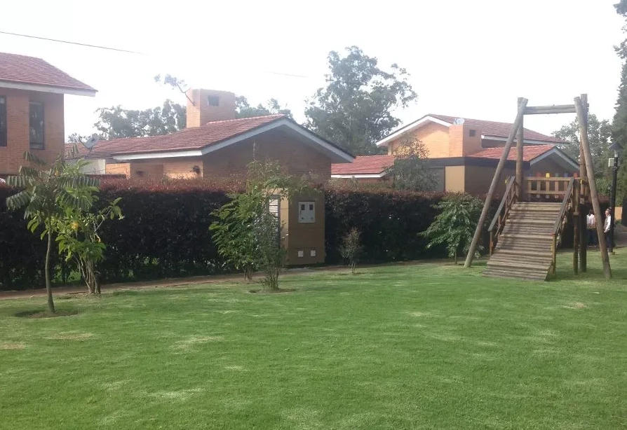 Parque infantil en grama natural dentro de Baskinta, Cajicá.