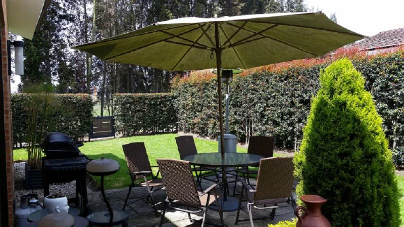 Terraza con zona BBQ y jardín social del condominio Baskinta en Cajicá.