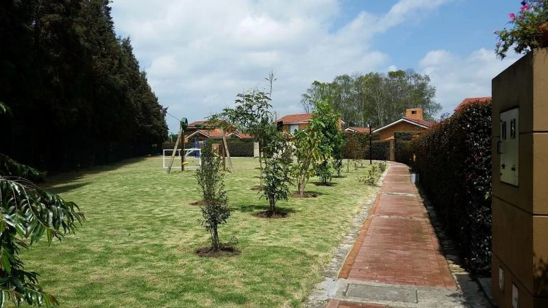 Zona verde con juegos infantiles en Baskinta, condominio de 9 casas en Cajicá.