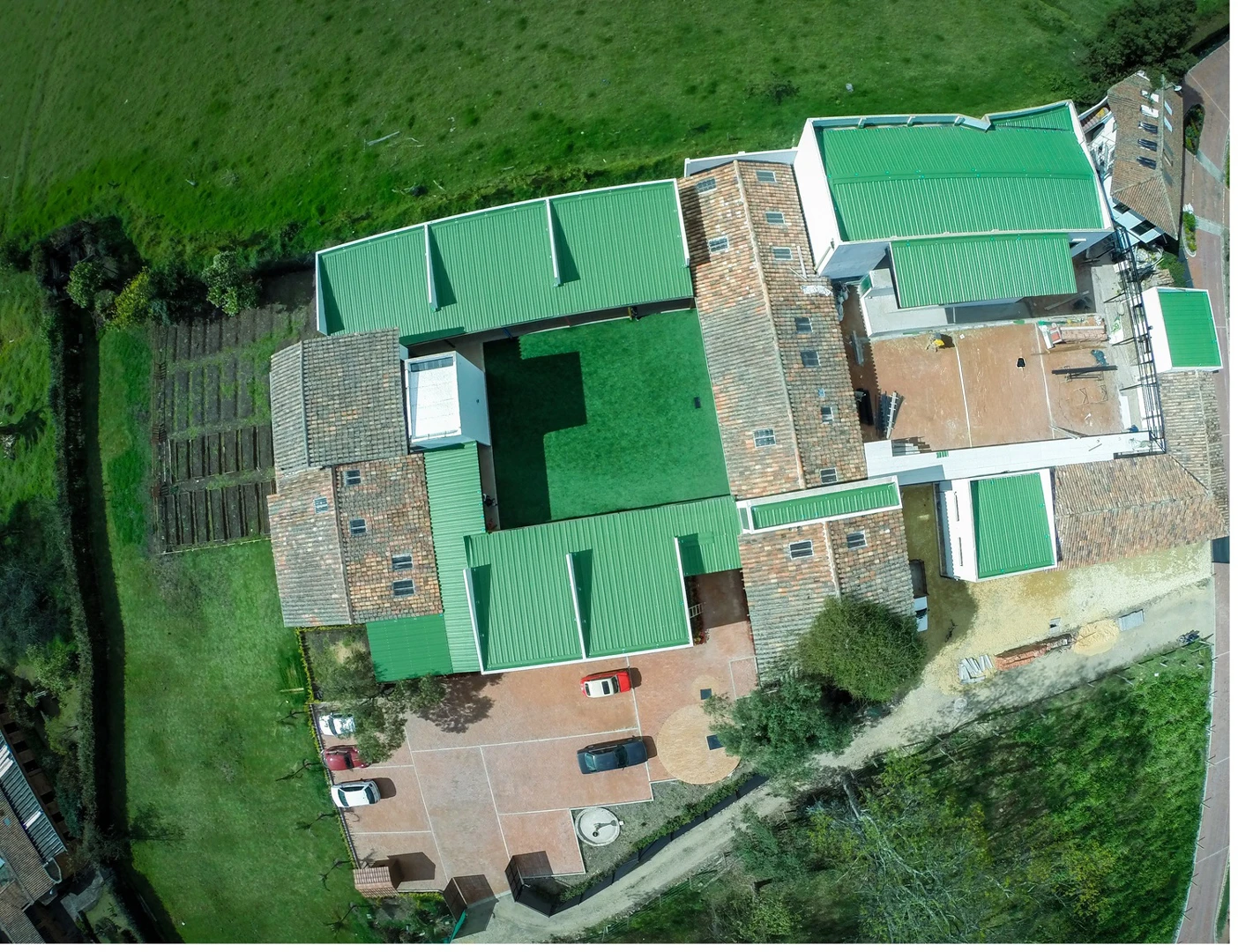 Vista aérea del Colegio Alemán Friedrich Von Schiller en Cajicá con campus completo y áreas verdes